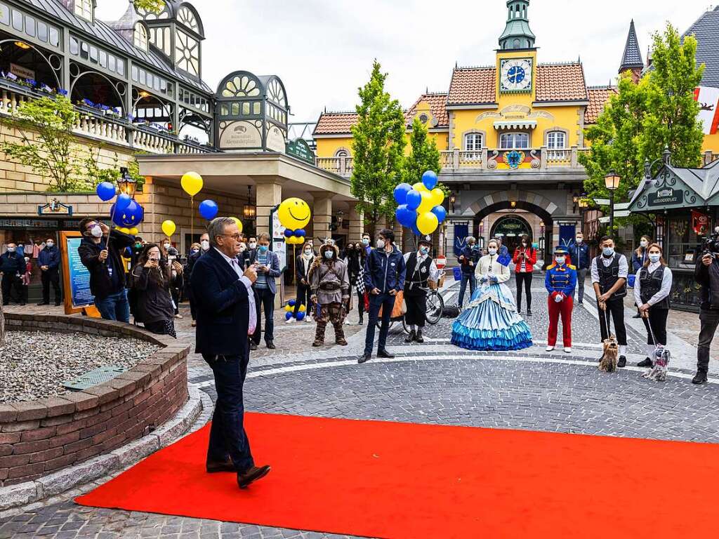 Roland Mack spricht vorab zu Beschftigten des Europa-Parks.