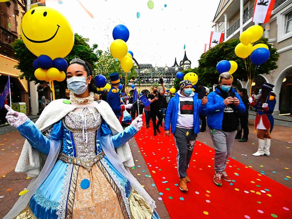 Als einer der ersten Freizeitparks in Deutschland hat der Europa-Park in Rust seit dem 21. Mai 2021 wieder geffnet – als Modellprojekt des Landes. Besucher und Mitarbeiter feiern.