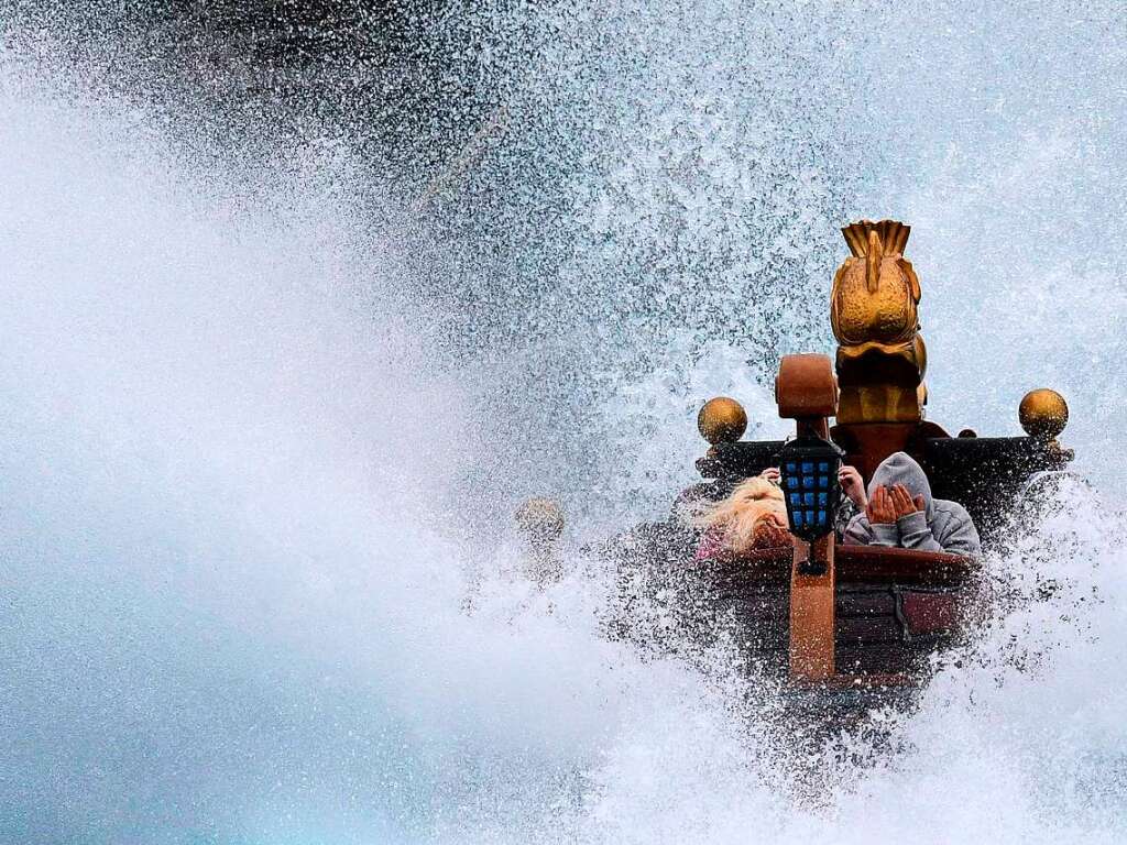 Als einer der ersten Freizeitparks in Deutschland hat der Europa-Park in Rust seit dem 21. Mai 2021 wieder geffnet – als Modellprojekt des Landes. Besucher und Mitarbeiter feiern.