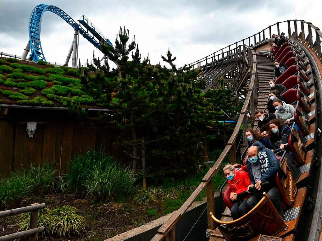 Als einer der ersten Freizeitparks in Deutschland hat der Europa-Park in Rust seit dem 21. Mai 2021 wieder geffnet – als Modellprojekt des Landes. Besucher und Mitarbeiter feiern.