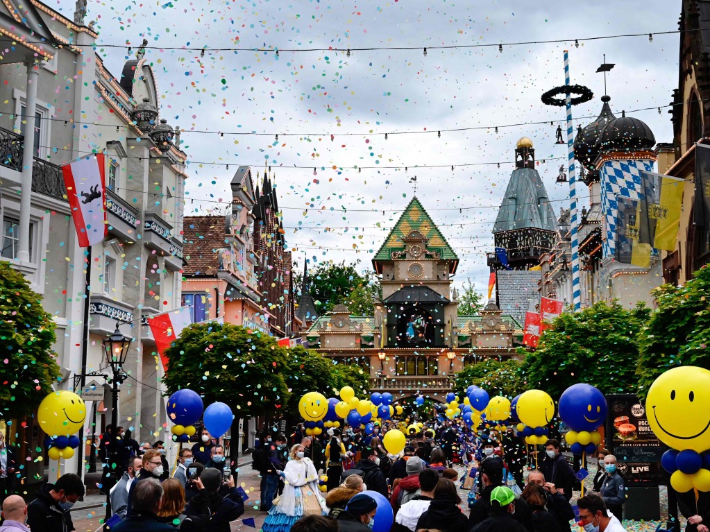 Als einer der ersten Freizeitparks in Deutschland hat der Europa-Park in Rust seit dem 21. Mai 2021 wieder geffnet – als Modellprojekt des Landes. Besucher und Mitarbeiter feiern.