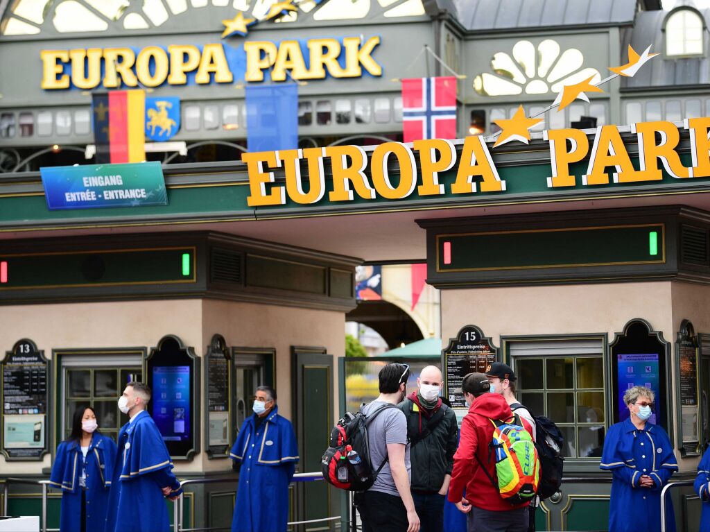 Als einer der ersten Freizeitparks in Deutschland hat der Europa-Park in Rust seit dem 21. Mai 2021 wieder geffnet – als Modellprojekt des Landes. Besucher und Mitarbeiter feiern.