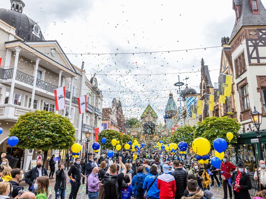 Als einer der ersten Freizeitparks in Deutschland hat der Europa-Park in Rust seit dem 21. Mai 2021 wieder geffnet – als Modellprojekt des Landes. Besucher und Mitarbeiter feiern.