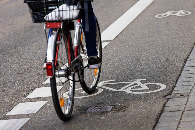 Ein Radfahrer soll am Donnerstag in de...en Audi beschdigt haben. (Symbolbild)  | Foto: Philipp von Ditfurth (dpa)