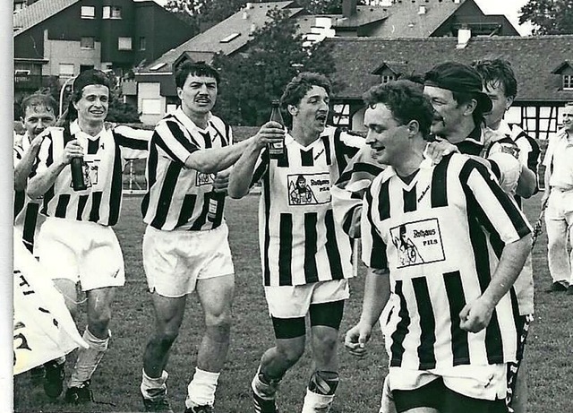 Feierstimmung beim SVG:  1995 ist der Aufstieg in die Bezirksliga gelungen.  | Foto: Wilfried Dieckmann