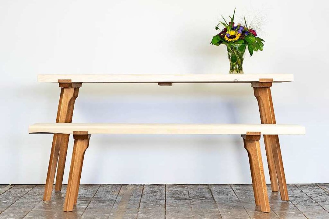 Tisch und Bank aus Käferholz: Möbelstücke von Raphael Pozsgai aus Heitersheim  | Foto: Ralf Jankovsky