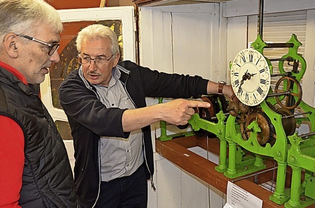 Frieder Spohn zeigte 2017 ein frheres Uhrwerk der Eimeldinger Kirche.  | Foto: Marco Schopferer