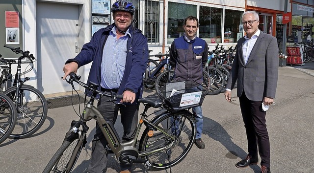 Der Geschftsfhrer der Kirchlichen So... E-Bike von Markus Schneider entgegen.  | Foto: Christine Weirich