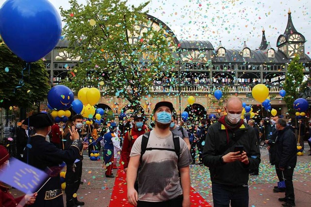 Mit Luftballons und Konfetti wurden die ersten Besucher am Freitag begrt.  | Foto: Michael Saurer