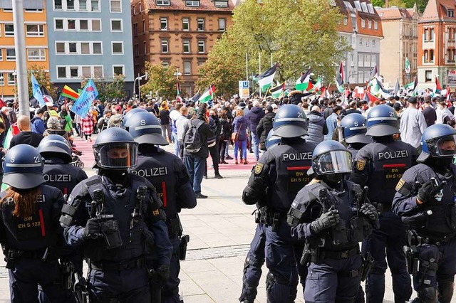 Polizisten am Rande einer propalstine... Demonstration in Stuttgart am 15. Mai  | Foto: Andreas Rosar (dpa)
