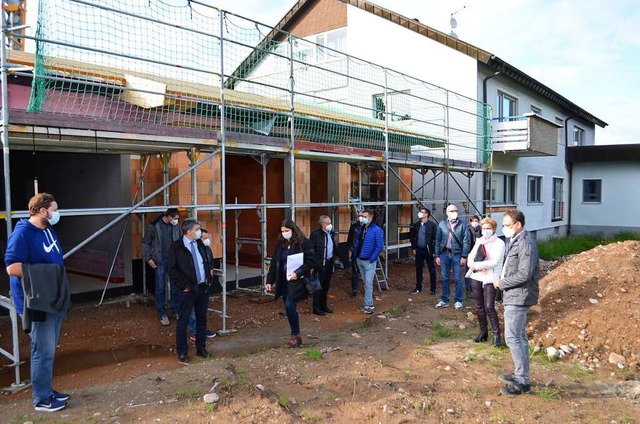 Im knftigen Auenbereich an der Rcks...) und Architekt Jrgen Eble (rechts).   | Foto: Nikolaus Bayer