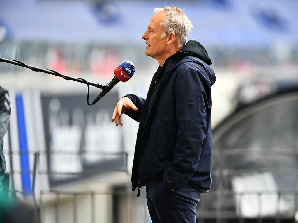 SC-Trainer Christian Streich vor dem Spiel am Mikrofon.