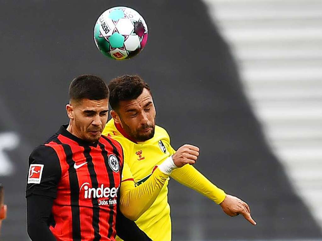 Manuel Gulde im Kopfballduell mit Andr Silva.