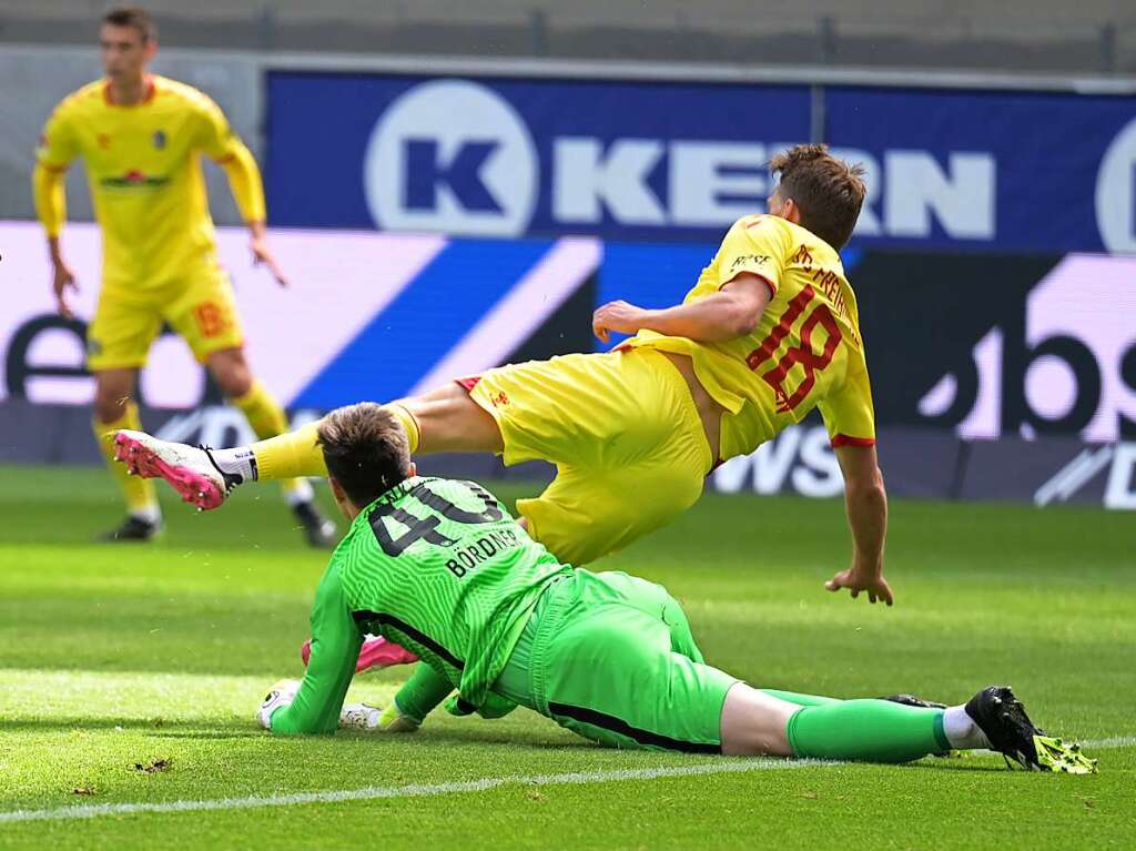 Nils Petersen hat mit seinem Nachsetzen fast Glck.