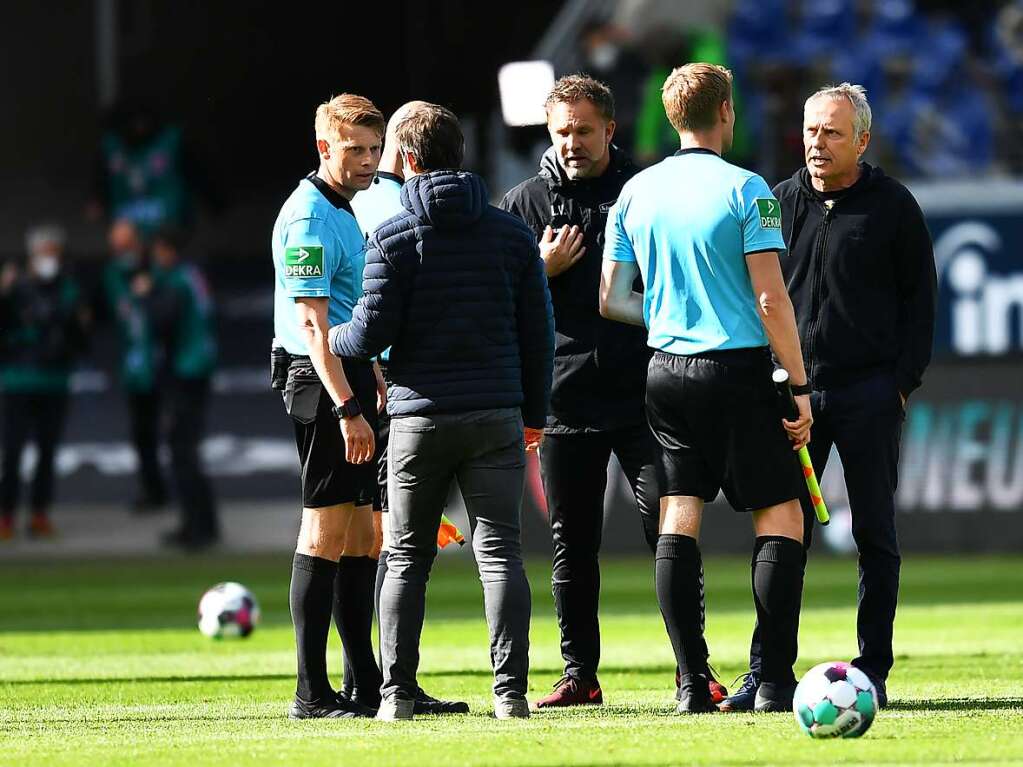 Christian Streich hatte nach dem Spiel Redebedarf und suchte mit Lars Voler das Gesprch mit den Unparteiischen.