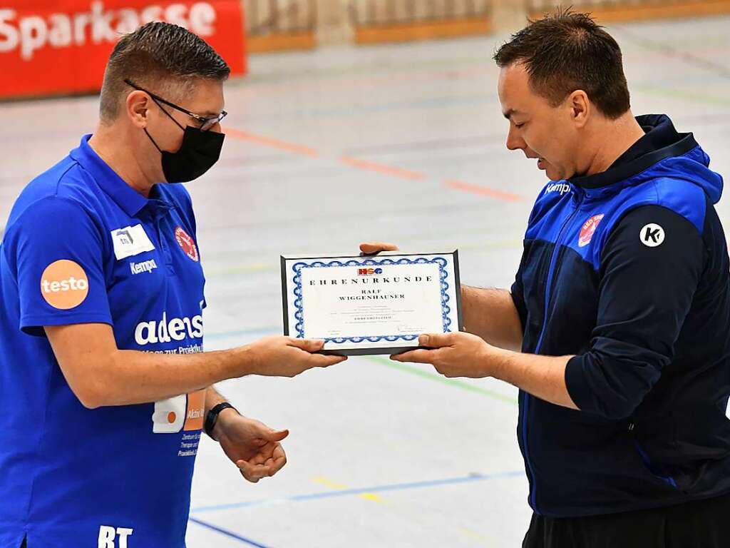 Nach 16 Jahren als Trainer der ersten Frauenmannschaft wird der abtretende Ralf Wiggenhauser (rechts) von HSG-Chef Thommen zum Ehrenmitglied  des Vereins ernannt.