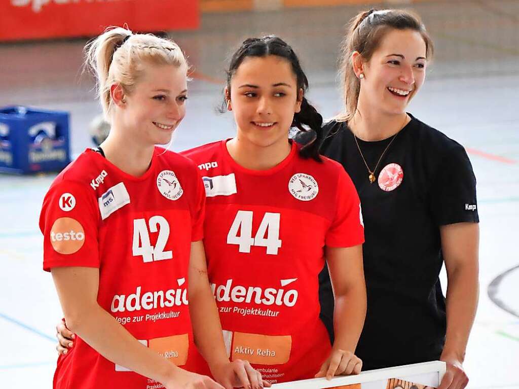 Spielerin Liza Ehret (links) hofft, dass ihre Teamkollegin Luciana Villavicencio (Mitte) nach ihrem Freiwilligen Sozialen Jahr in Georgien  wieder zur HSG zurckkehrt.