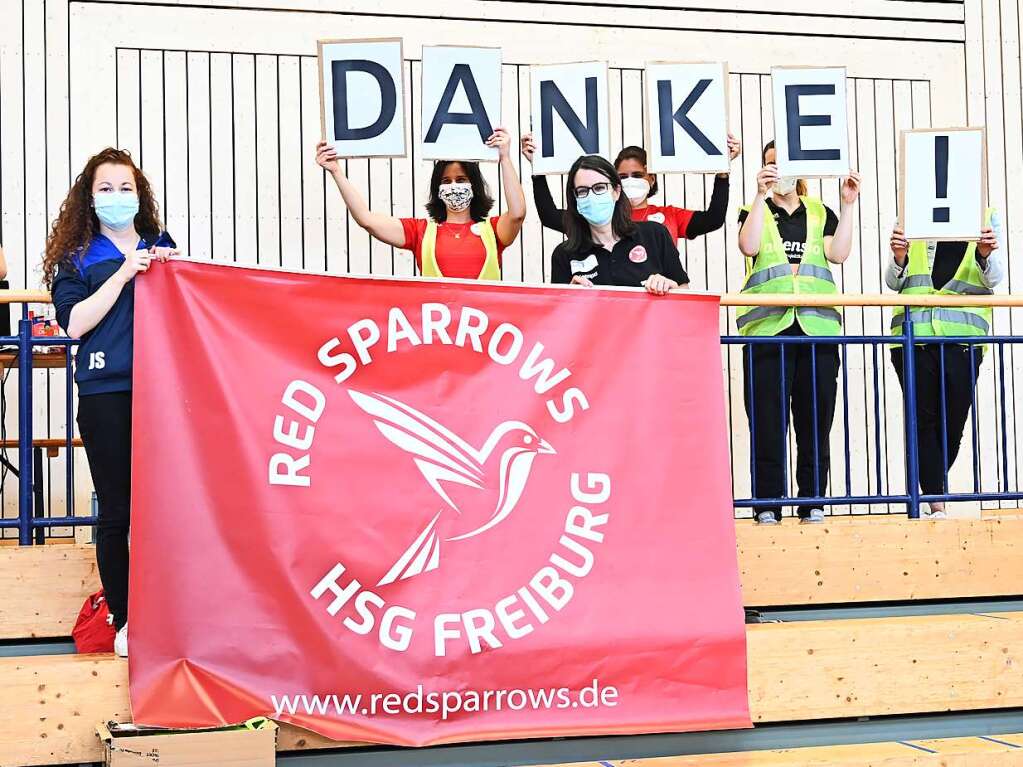 Verantwortliche und Helferinnen sagen Danke fr zwei Jahre in der zweiten Bundesliga. Nchstes Jahr geht es fr die Red Sparrows in der dritten Liga weiter.