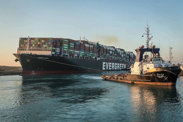 Das Containerschiff &#8222;Ever Given&...gentmers noch immer nicht fortsetzen.  | Foto: - (dpa)