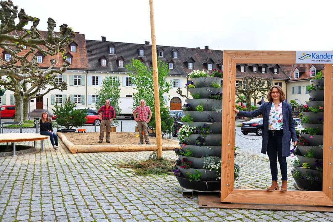 Claudia Röder (Leiterin Tourismusinfor...den einladend gestalteten Blumenplatz.  | Foto: Jutta Schütz