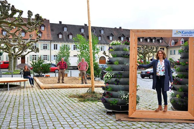Claudia Rder (Leiterin Tourismusinfor...den einladend gestalteten Blumenplatz.  | Foto: Jutta Schtz