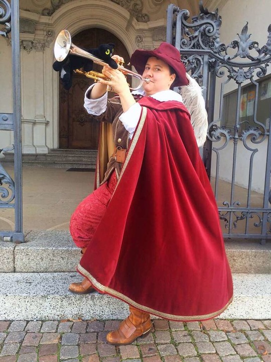 Melanie Bächle im Kostüm des Trompeter... sitzt der berühmte Kater Hiddigeigei.  | Foto: Annemarie Rösch