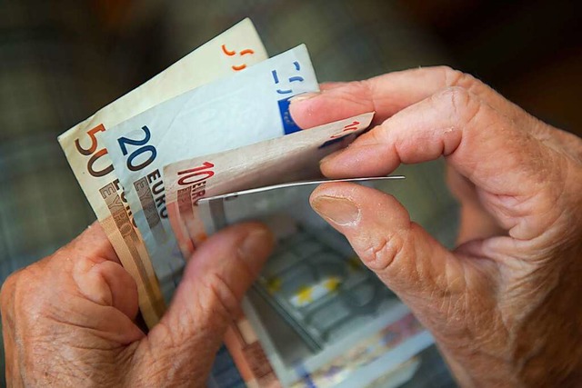 Reicht das Geld im Alter? Mit dieser F...beschftigen sich immer mehr Menschen.  | Foto: Marijan Murat (dpa)