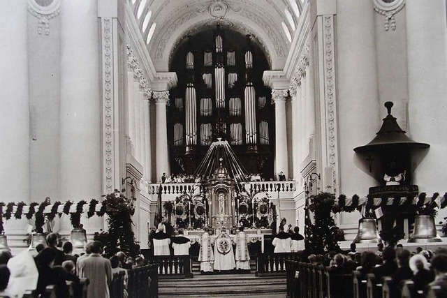 Glockenweihe im Dominnern Mitte Septem...e der damalige Knabenchor des Kollegs.  | Foto: Repro: Thomas Mutter