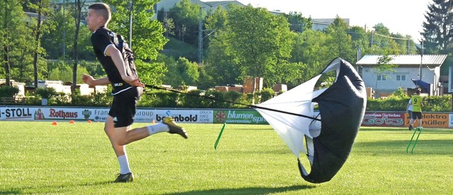 Kreative Trainingsgestaltung auch bei ...Griehaber  mit einem  Bremsfallschirm  | Foto: Johannes Bachmann