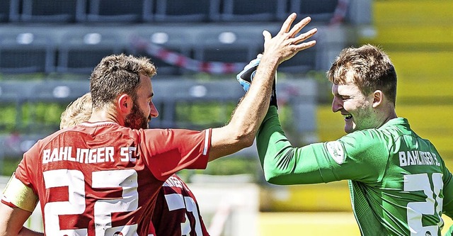 Der Bahlinger Keeper Aaron Gut (rechts) hielt in Aalen einen Elfmeter.  | Foto: Michael Schmidt/Eibner-Pressefot via www.imago-images.de