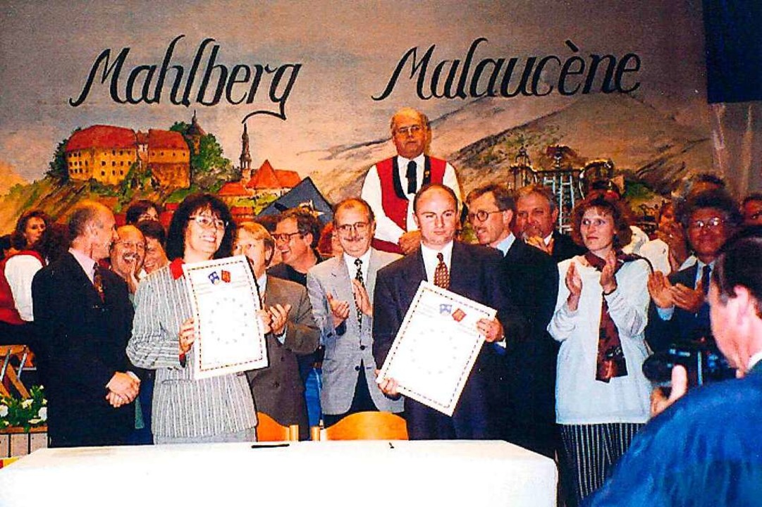 Bei der Unterzeichnung der Partnerscha...etmar Benz die Partnerschaftsurkunde.   | Foto: Stadt mahlberg