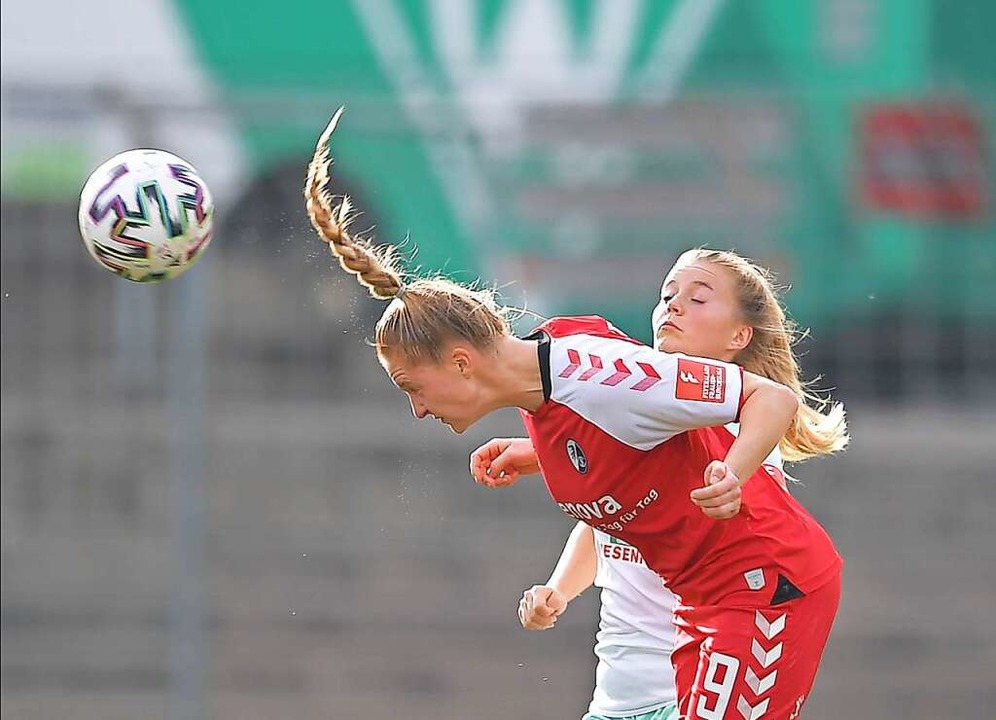 Janina Minge  (rotes Trikot), hier in ...ielte den SC-Treffer zum 2:4-Endstand.  | Foto: Achim Keller
