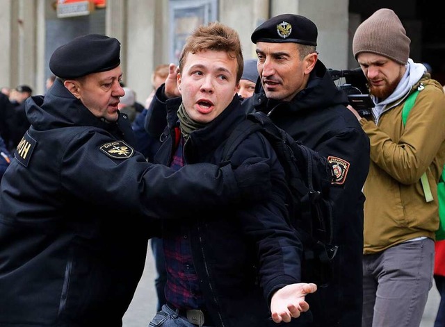 Der Journalist Roman Protasewitsch 2017 bei einer Verhaftung  | Foto: Sergei Grits (dpa)
