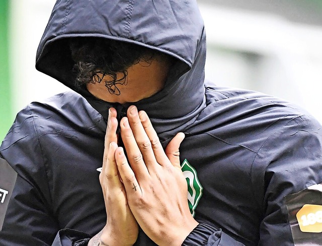 Fassungslos bedeckt dieser Spieler sei...t den Gang in die Zweitklassigkeit an.  | Foto: FABIAN BIMMER (AFP)