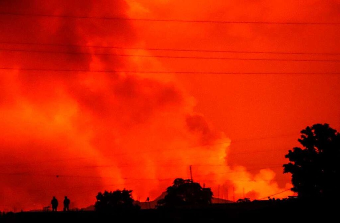 Der Ausbruch des Vulkans färbte den Nachthimmel flammend rot.  | Foto: Justin Kabumba (dpa)