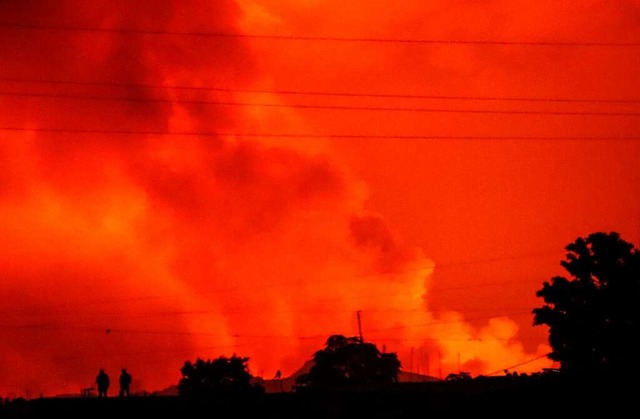 Der Ausbruch des Vulkans frbte den Nachthimmel flammend rot.  | Foto: Justin Kabumba (dpa)