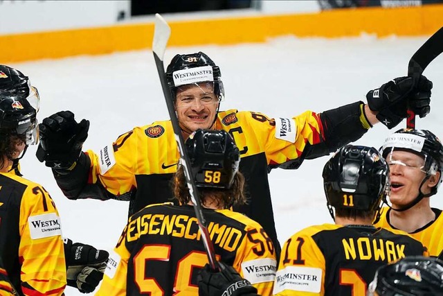 Die deutsche Eishockey-Mannschaft freut sich ber den 3:1 Sieg gegen Kanada.  | Foto: Roman Koksarov (dpa)