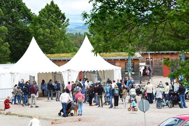 Die Testpflicht bis Pfingstsonntag fhrte zu Warteschlangen am Mundenhof.  | Foto: Rita Eggstein