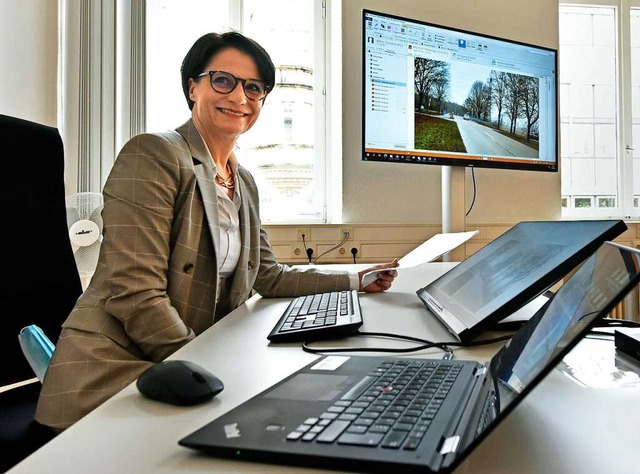 Amtsgerichtsprsidentin Dorothee Wahle sieht ihre Akten jetzt auf dem Monitor.  | Foto: Michael Bamberger