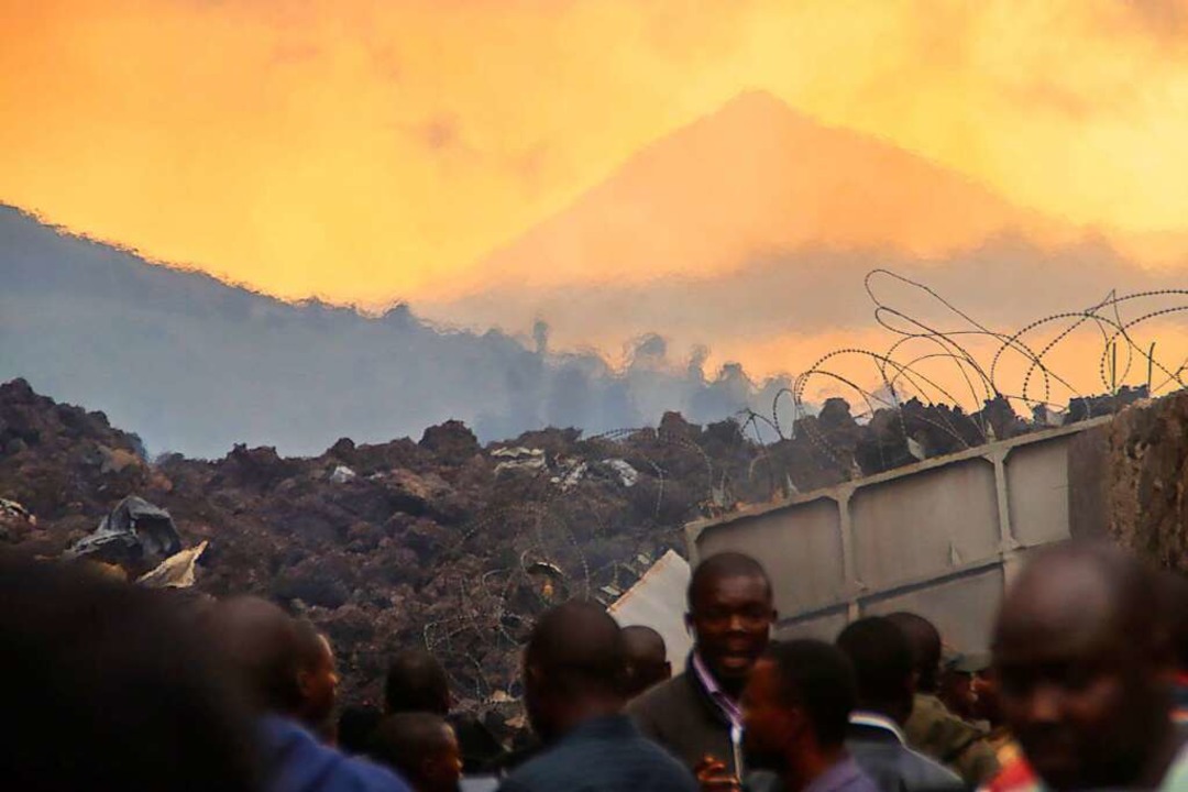 Anwohner überprüfen in den frühen Morg...Nyiragongo (hinten) verursacht wurden.  | Foto: Justin Kabumba (dpa)