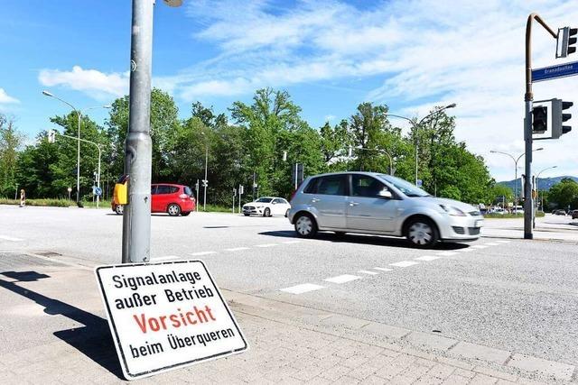 Verkehrsschilder und Schutzzelt an Unfallstelle in Freiburg gestohlen