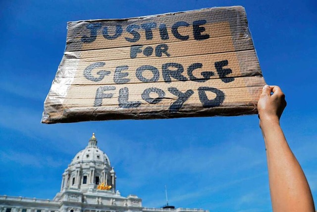 Floyds Tod hatte in den USA ber Monat...Rassismus und Polizeigewalt ausgelst.  | Foto: Julio Cortez (dpa)
