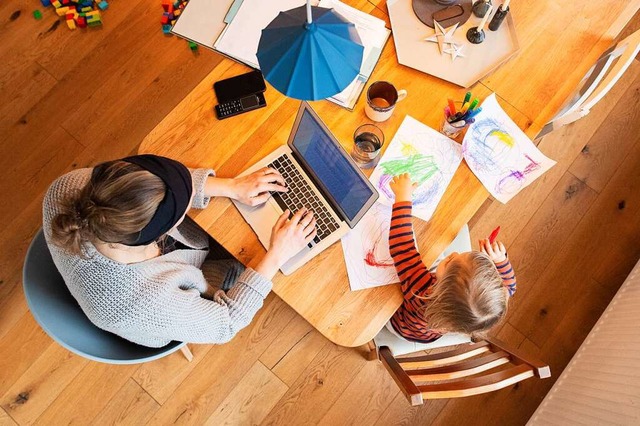Home Office mit Kind? eine andere Nummer als ohne.  | Foto: Julian Stratenschulte (dpa)