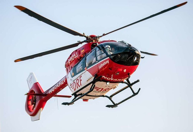 Der Hubschrauber brachte den 33-Jhrigen in eine Klinik.  | Foto: Felix Heyder (dpa)