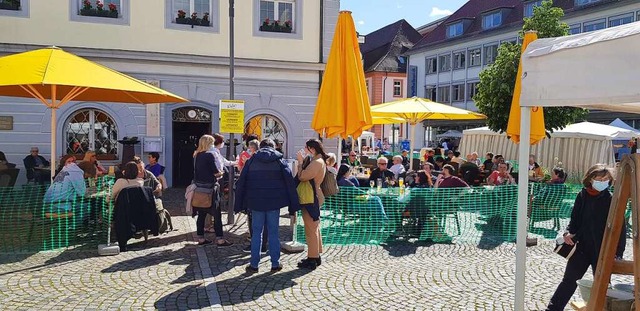 Mit Zaun und Zertifikat: Wie im Palio ...er einen Cappuccino nach dem Lockdown.  | Foto: Gerhard Walser