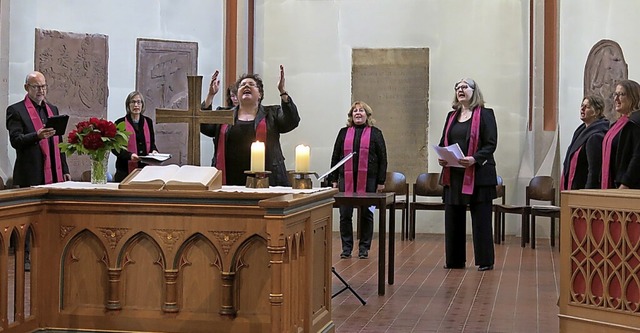 Angela Mink (Mitte) und Teile des Chors Soulvation   | Foto: Georg Vo