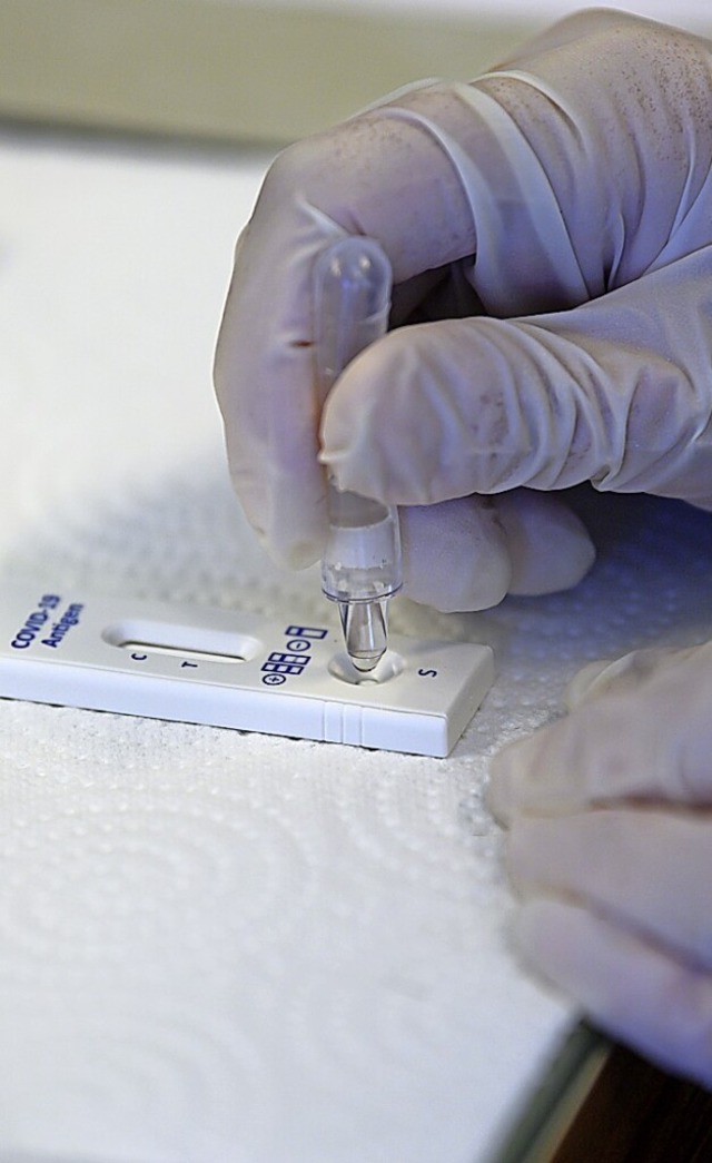 Tests geben Aufschluss, ob man sich mit dem Coronavirus infiziert hat.  | Foto: Robert Michael