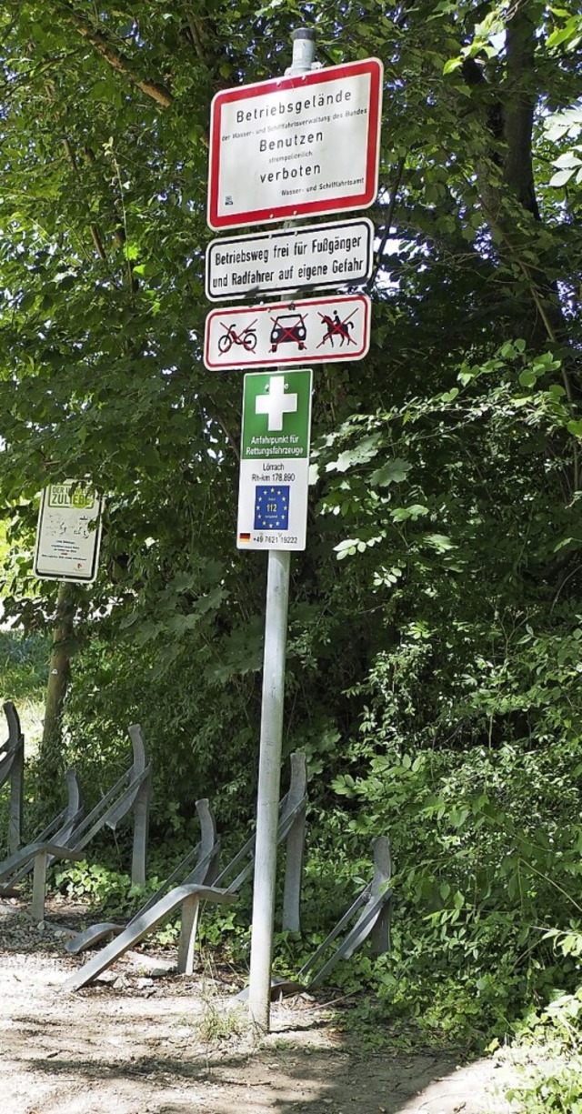 Schilder weisen am Rhein auf die Gefah...dere Signale wird es wohl kaum geben.   | Foto: Herbert Frey