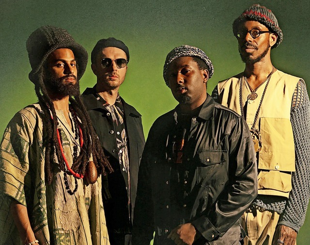 Saxofonist  Shabaka Hutchings (rechts) mit den Sons of Kemet  | Foto: Udoma Janssen