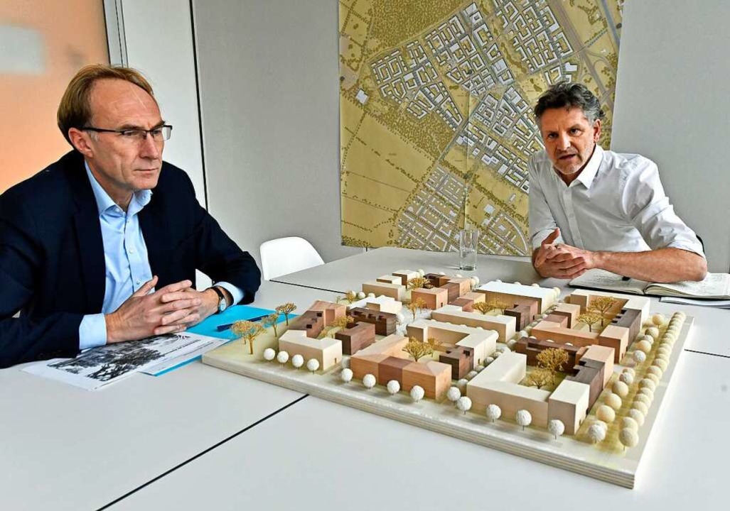 Plne fr das Baugebiet Dietenbach: Ba...in Haag (links) und Architekt Borgards  | Foto: Michael Bamberger